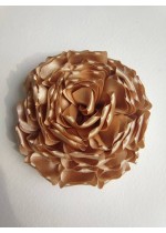 Ръчно изработена сатенена роза цвят бежово за украса на коса или брошка